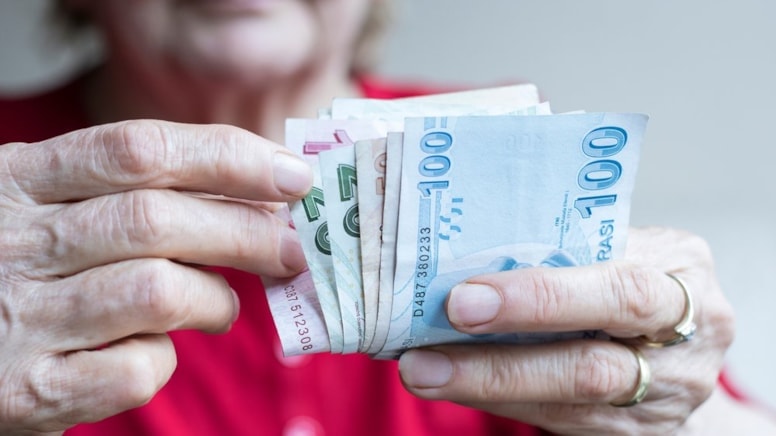 25 Yıl Evli Kalan Kadınlara Emeklilik Müjdesi! 10 Bin TL Maaş İçin Son Adım